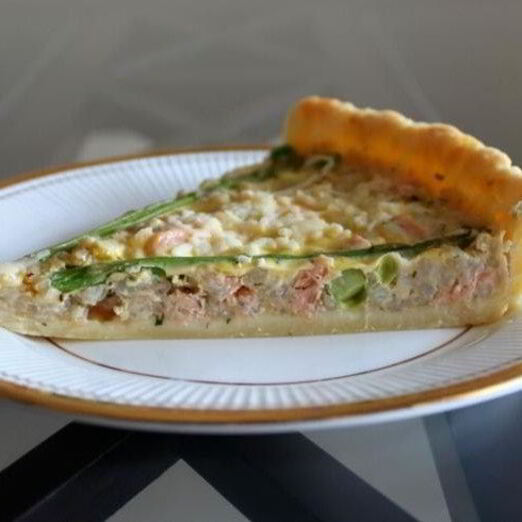 Киш с рисом, лососем и спаржей