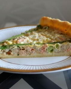 Киш с рисом, лососем и спаржей