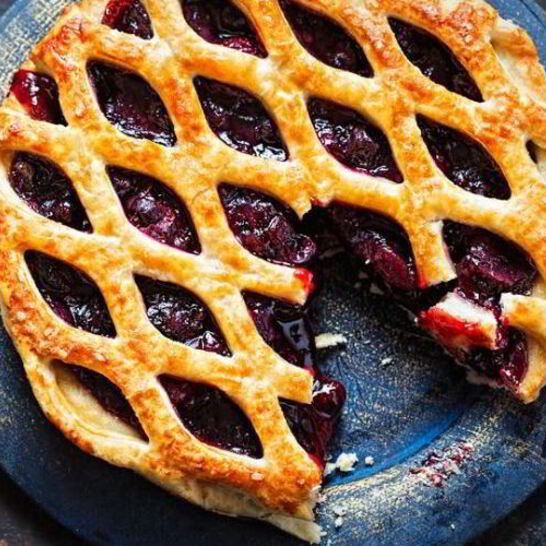 Рецепт легкий пирог с клубникой и смородиной