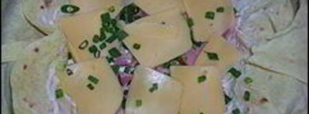 пирог из лаваша, помидор, колбасы, буженины, сыра и зелени. Шаг 7