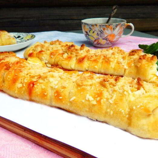 Пирог из слоеного теста с творогом