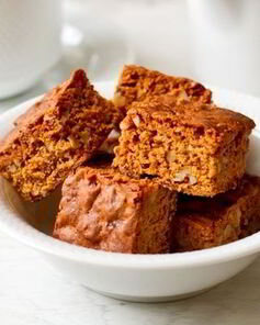 Пирог с вареной сгущенкой и грецкими орехами