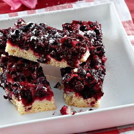 Пирог со свежими ягодами