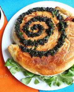 Пирог-улитка с грибами и тунцом