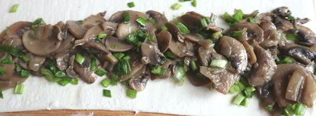 пирог-улитка с грибами и тунцом. Шаг 3