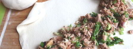 пирог-улитка с грибами и тунцом. Шаг 4