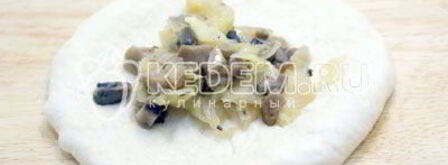 пироги с капустой и грибами лапти. Шаг 10