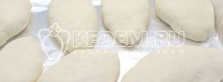 пироги с капустой и грибами лапти. Шаг 11
