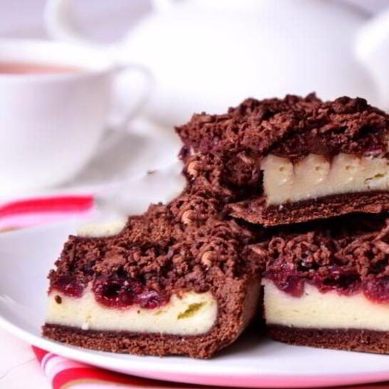 Рецепт шоколадный пирог с творогом и вишней