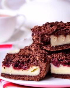 Шоколадный пирог с творогом и вишней