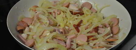 томатный пирог с луком и колбасами. Шаг 3