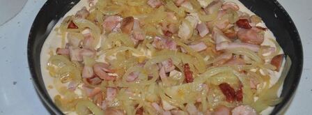 томатный пирог с луком и колбасами. Шаг 7