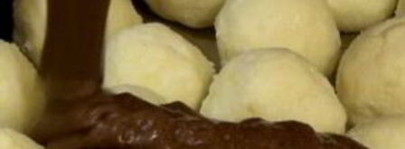 вкуснейший шоколадный пирог с творожными шариками. Шаг 5