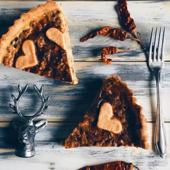 Рецепт впечатляющий пирог с луком-пореем и беконом