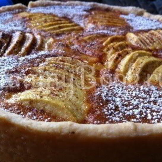 Рецепт яблочный пирог с пудингом и марципаном