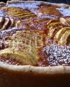 Яблочный пирог с пудингом и марципаном