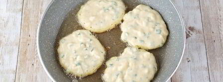 ленивые пирожки с яйцом и зеленым луком. Шаг 12