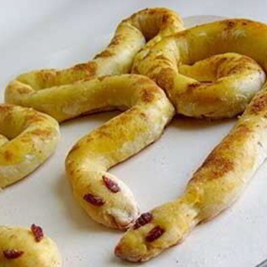 Рецепт новогодние пирожки с бананом змейки