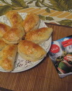 Пирожки из творожного теста с яблоками и сахаром