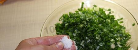 пирожки на кефире с зеленым луком и яйцом. Шаг 13