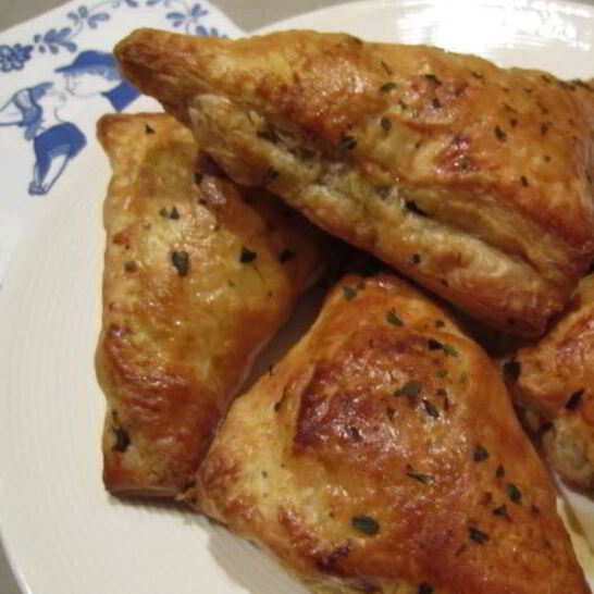 Рецепт пирожки с фаршем из слоеного теста