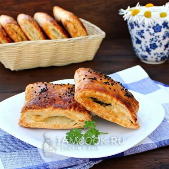 Рецепт пирожки с грибами из слоеного теста