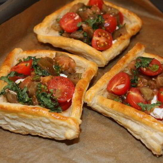 Рецепт пирожки с козьим сыром, помидорами и базиликом