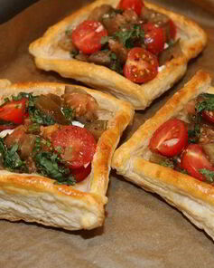 Пирожки с козьим сыром, помидорами и базиликом