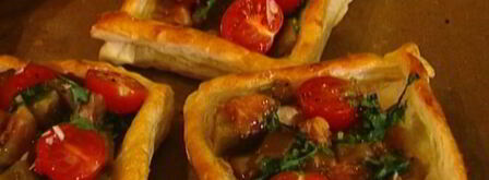 пирожки с козьим сыром, помидорами и базиликом. Шаг 10