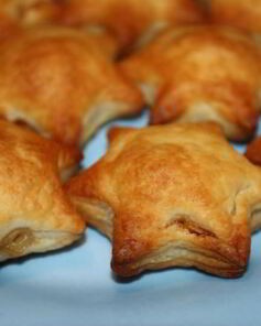 Пирожки с рыбой из слоеного теста