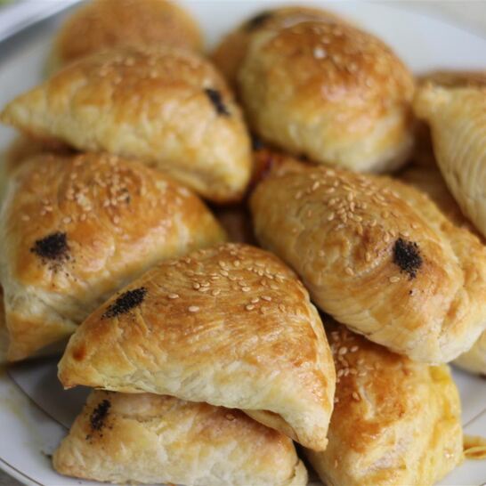 Рецепт слоеные пирожки с курицей, шпинатом и вялеными помидорами