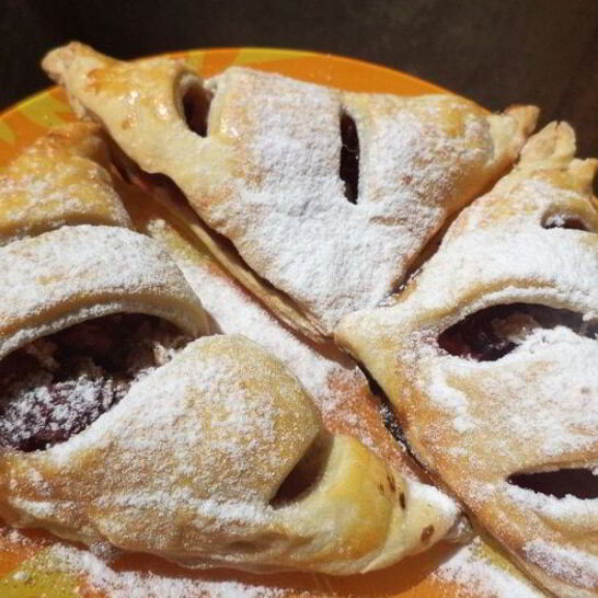 Рецепт слоеные пирожки с вишнево-кокосовой начинкой