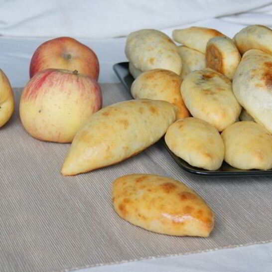 Рецепт творожные пирожки с яблоками и изюмом