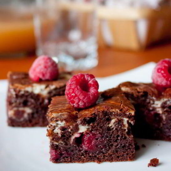 Рецепт брауни со сливочным сыром и малиной