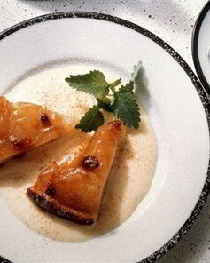 Французские яблочные пирожные с грецкими орехами, медом и изюмом