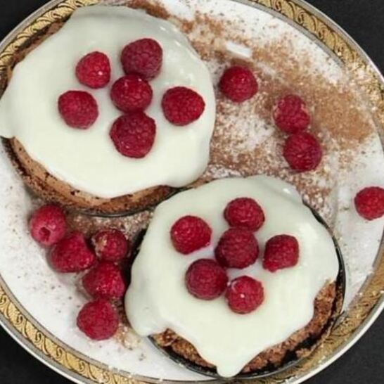 Рецепт миндальные пирожные с малиной