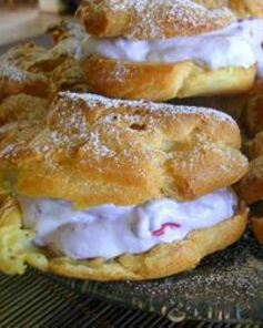 Пирожные из заварного теста с ягодами и сливками