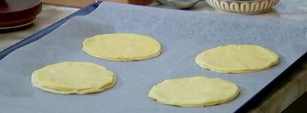 пирожные с кремом из маскарпоне, клубникой и базиликом. Шаг 5