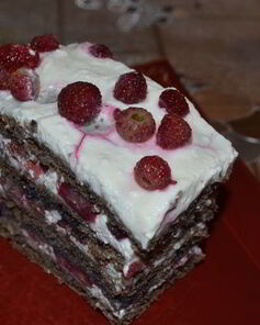 Шоколадно-творожное пирожное с ягодами