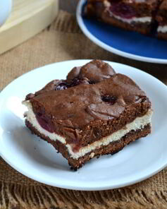 Шоколадный брауни с вишней