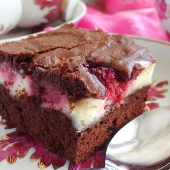 Рецепт шоколадные брауни со сливочным сыром маскарпоне и свежими ягодами