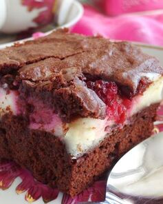 Шоколадные брауни со сливочным сыром маскарпоне и свежими ягодами