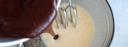 шоколадные брауни со сливочным сыром маскарпоне и свежими ягодами. Шаг 8