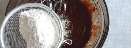 шоколадные брауни со сливочным сыром маскарпоне и свежими ягодами. Шаг 9