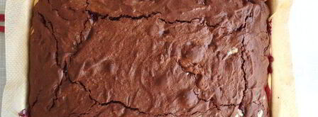 шоколадные брауни со сливочным сыром маскарпоне и свежими ягодами. Шаг 12