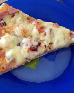 Дрожжевая пицца с помидорами и курицей