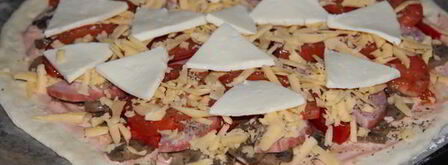 классическая тонкая пицца с начинкой ассорти. Шаг 6