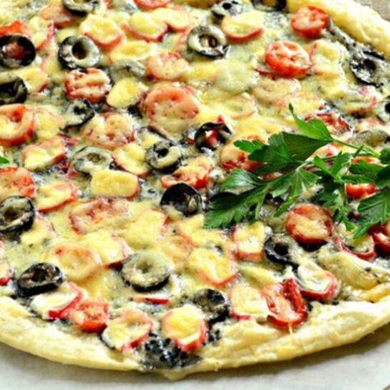 Рецепт пицца с черной икрой, черри и маслинами