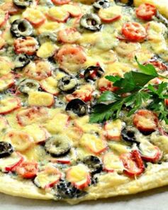 Пицца с черной икрой, черри и маслинами