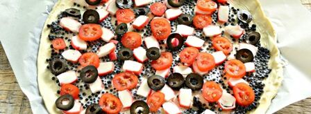 пицца с черной икрой, черри и маслинами. Шаг 2